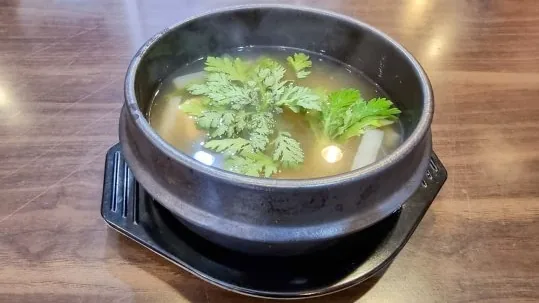 뚝배기에 담긴 맑은 생대구탕(쑥갓 얹음)